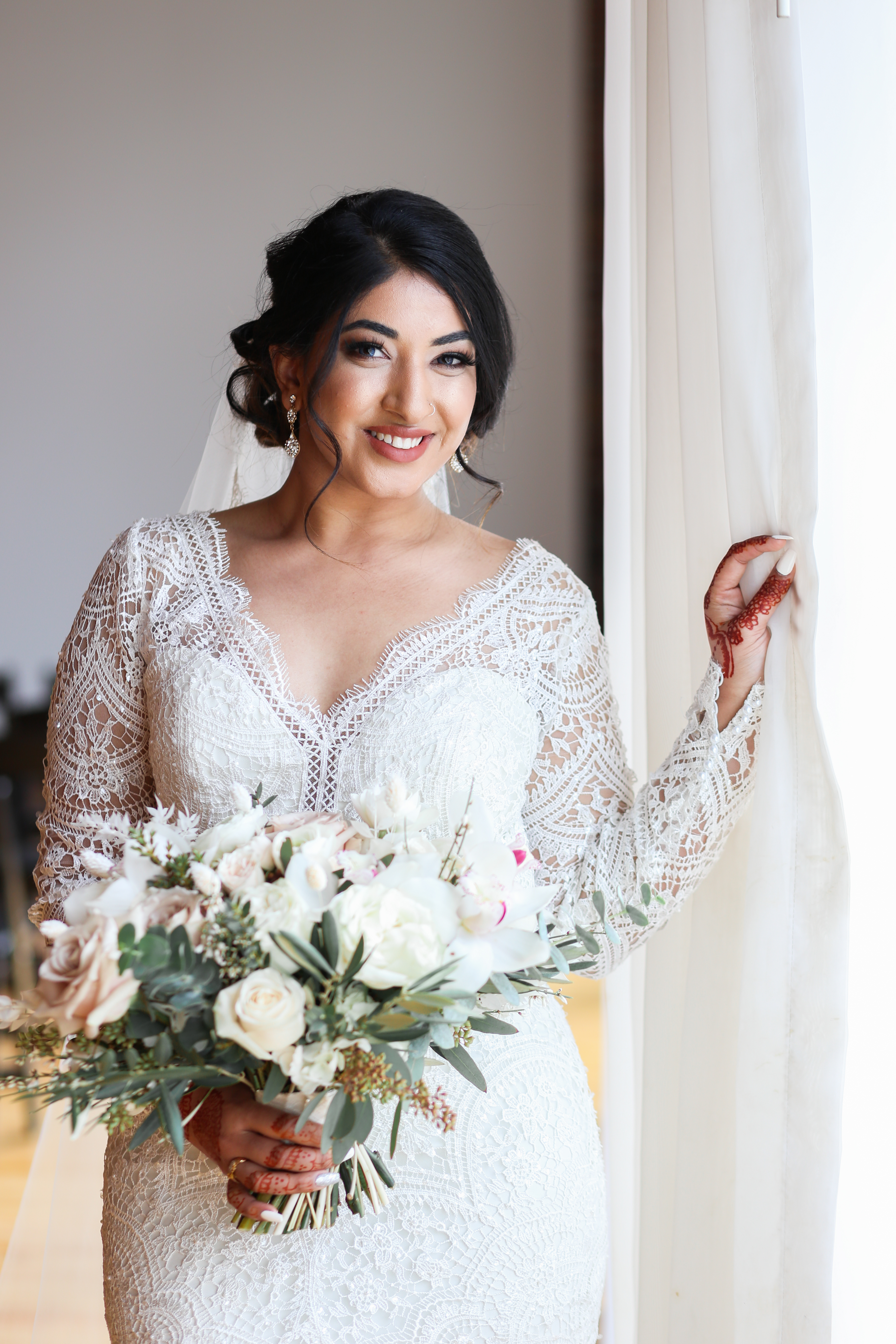 Lace wedding dress - altar bridal - bella vogue - bridal gowns kansas city - kansas city wedding photographer - the berg - berg wedding - berg wedding photography - Best Wedding Photographer - Kansas City Portrait & Wedding Photography - Mariam Saifan