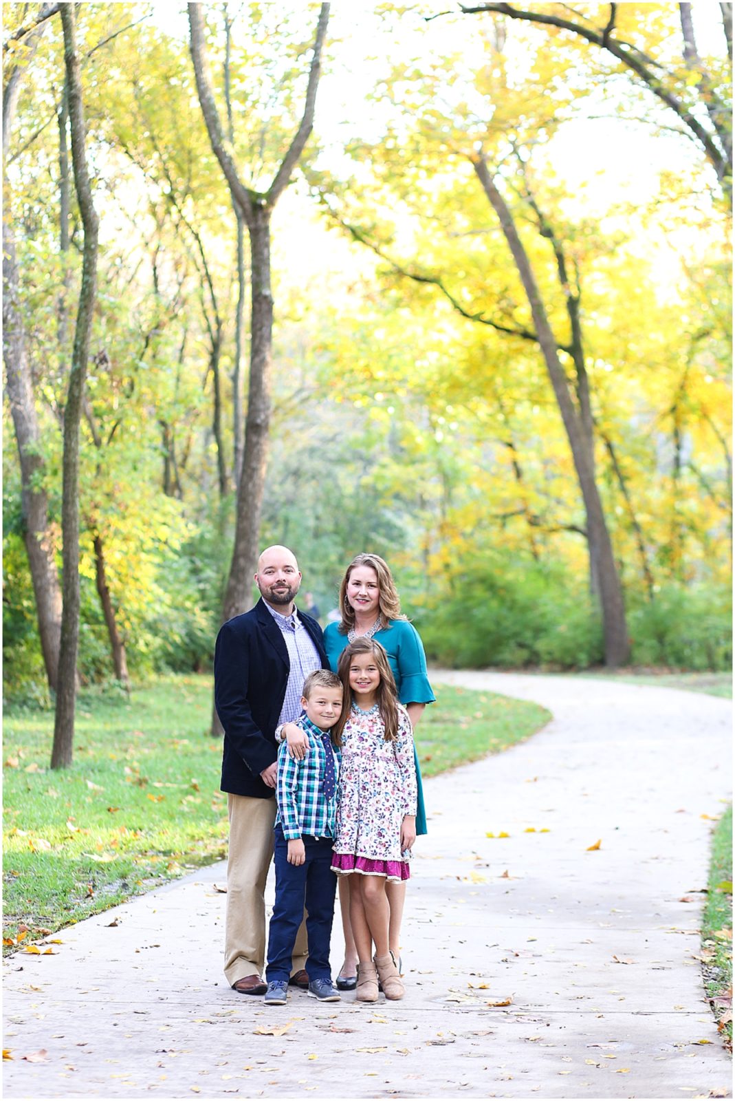 Fall Family Portraits Outdoor - Kansas City Leawood Overland Park - Family Portrait Photographer Mariam Saifan