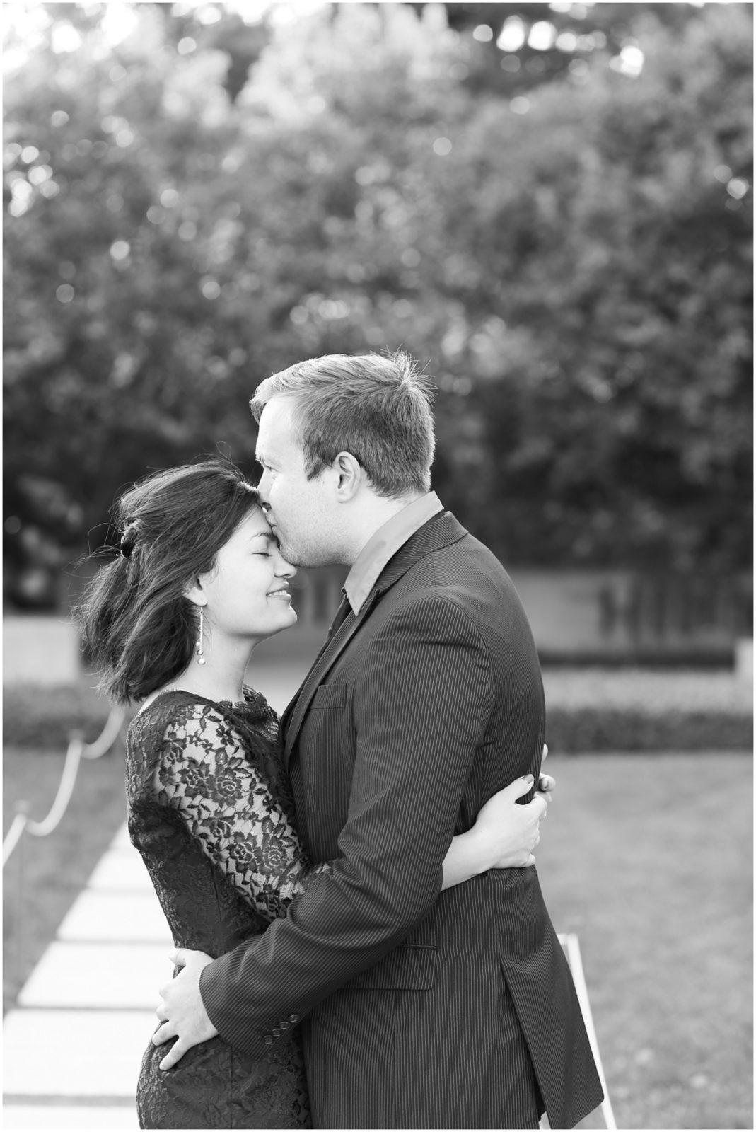 Engagement Portrait Photographer at Nelson atkins Museum - Kansas City engagement and wedding photographer - KC Wedding Photos Nelson Atkins - Mariam Saifan Photography