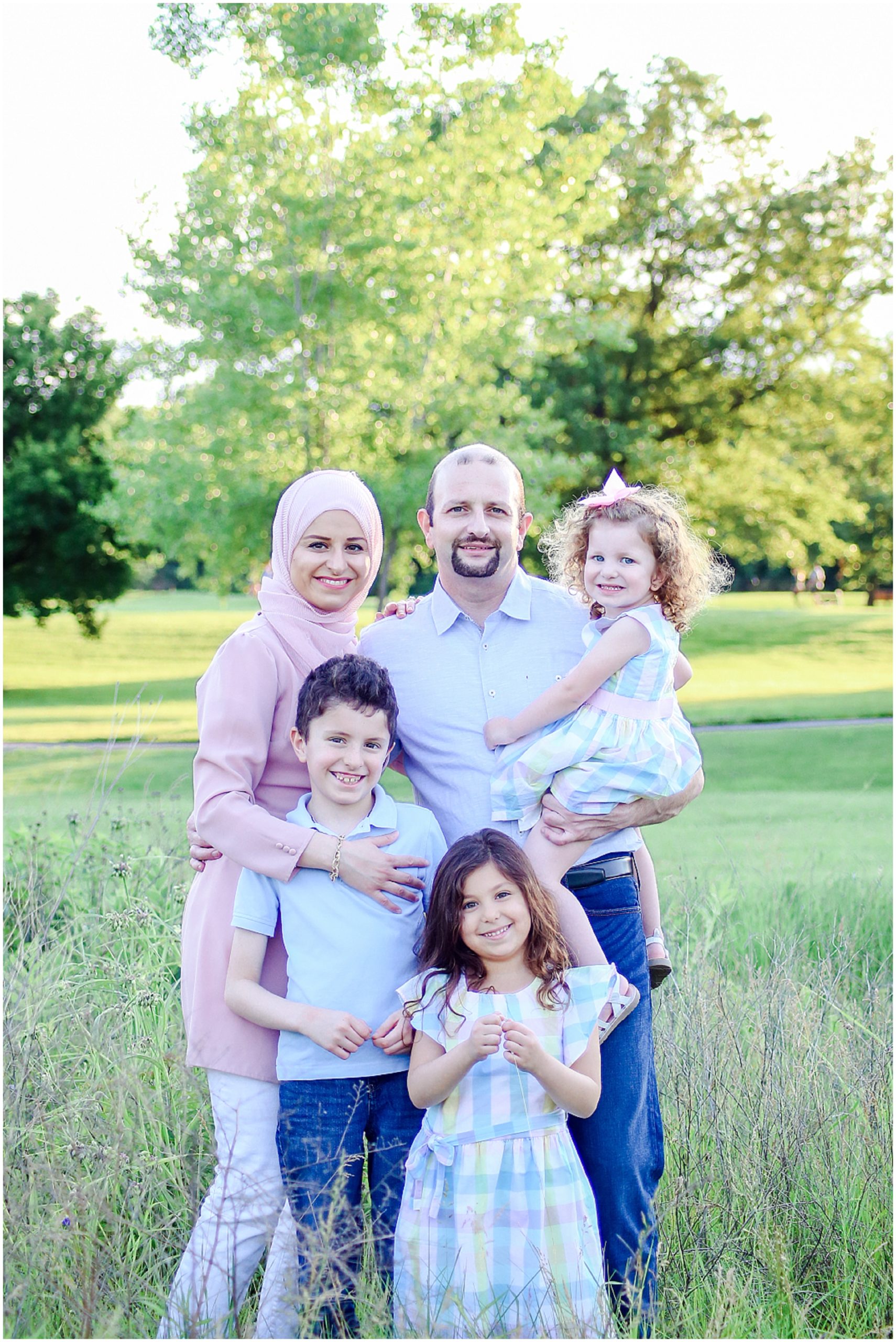 happy family - what to wear to outdoor family photos