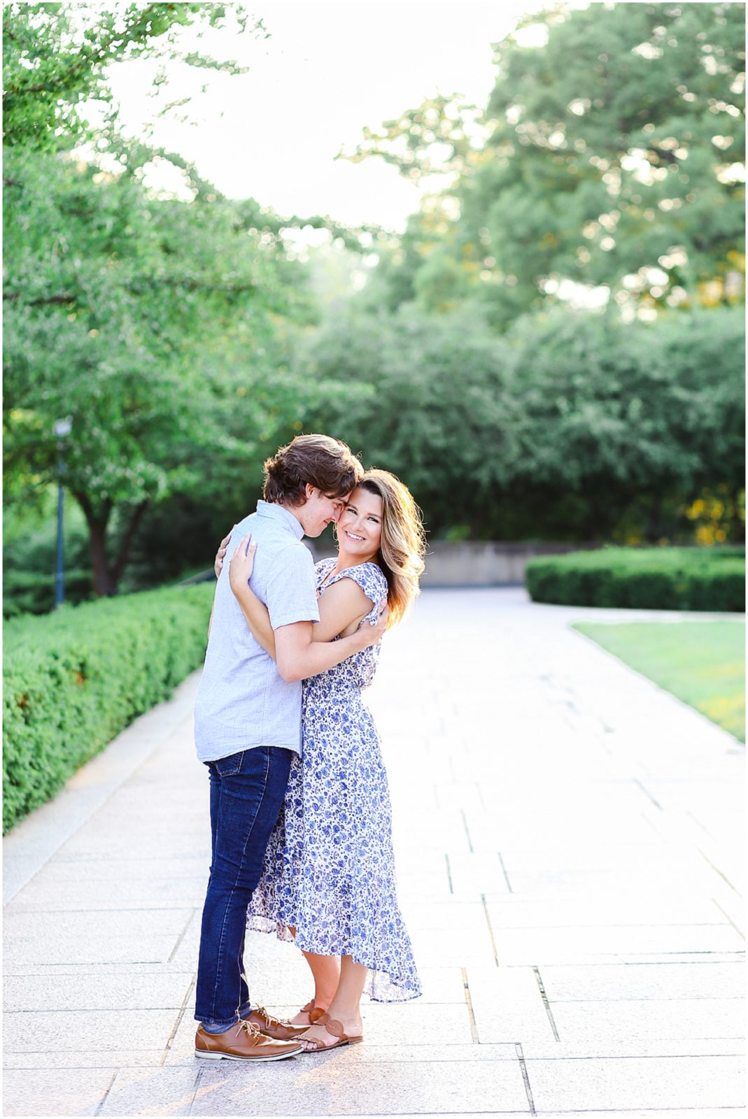 beautiful poses - how to pose a couple - ideas for engagement session - ideas for weddings - hawthorne house wedding - engagement session by mariam saifan photography in kansas city