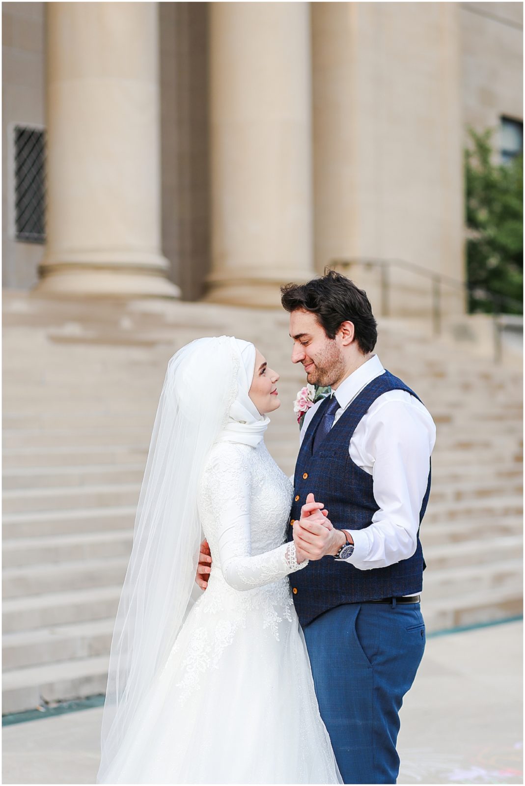 beautiful wedding photos at the nelson atkins musem - kansas city overland park wedding photographer