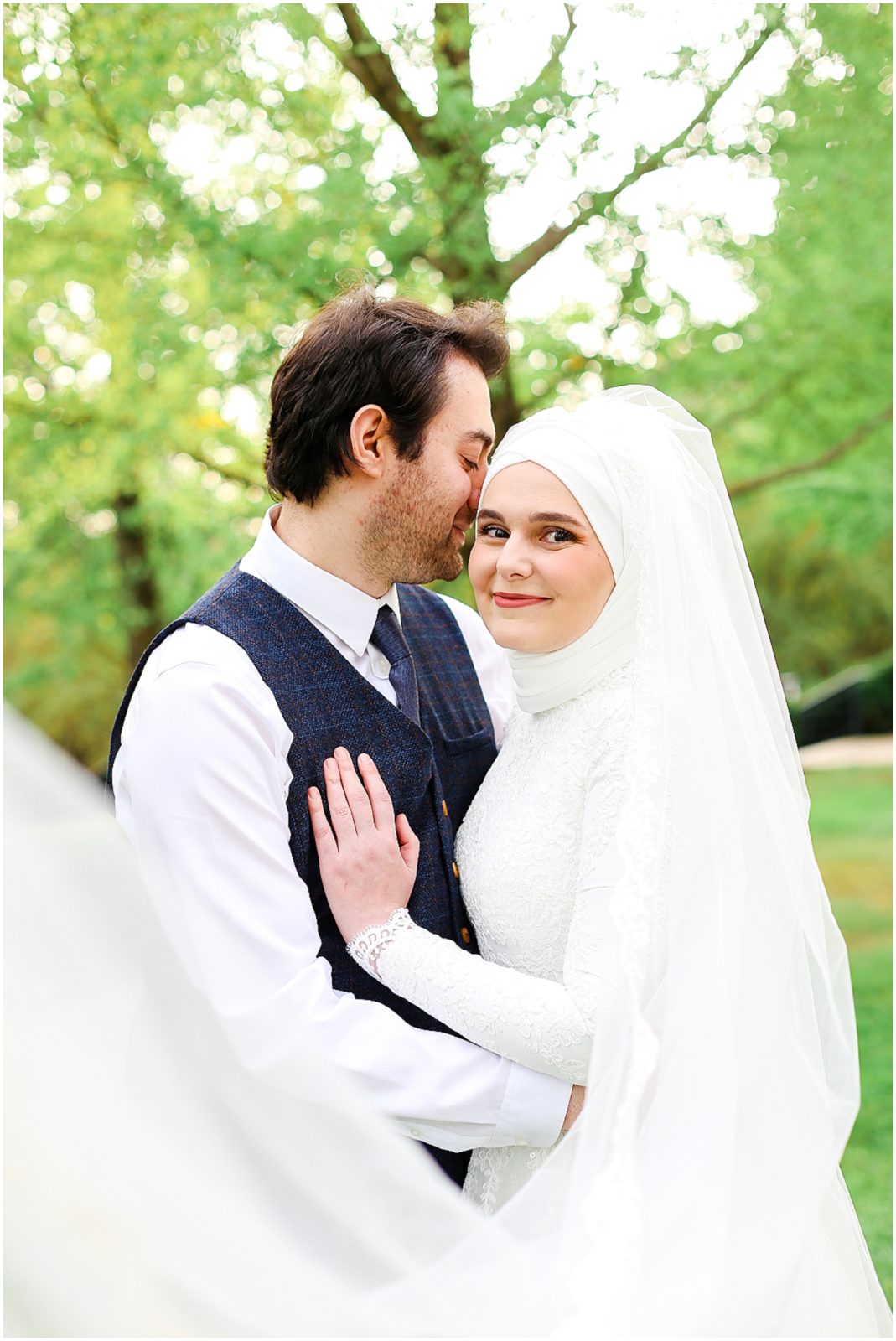 beautiful wedding photos at the nelson atkins musem - kansas city overland park wedding photographer