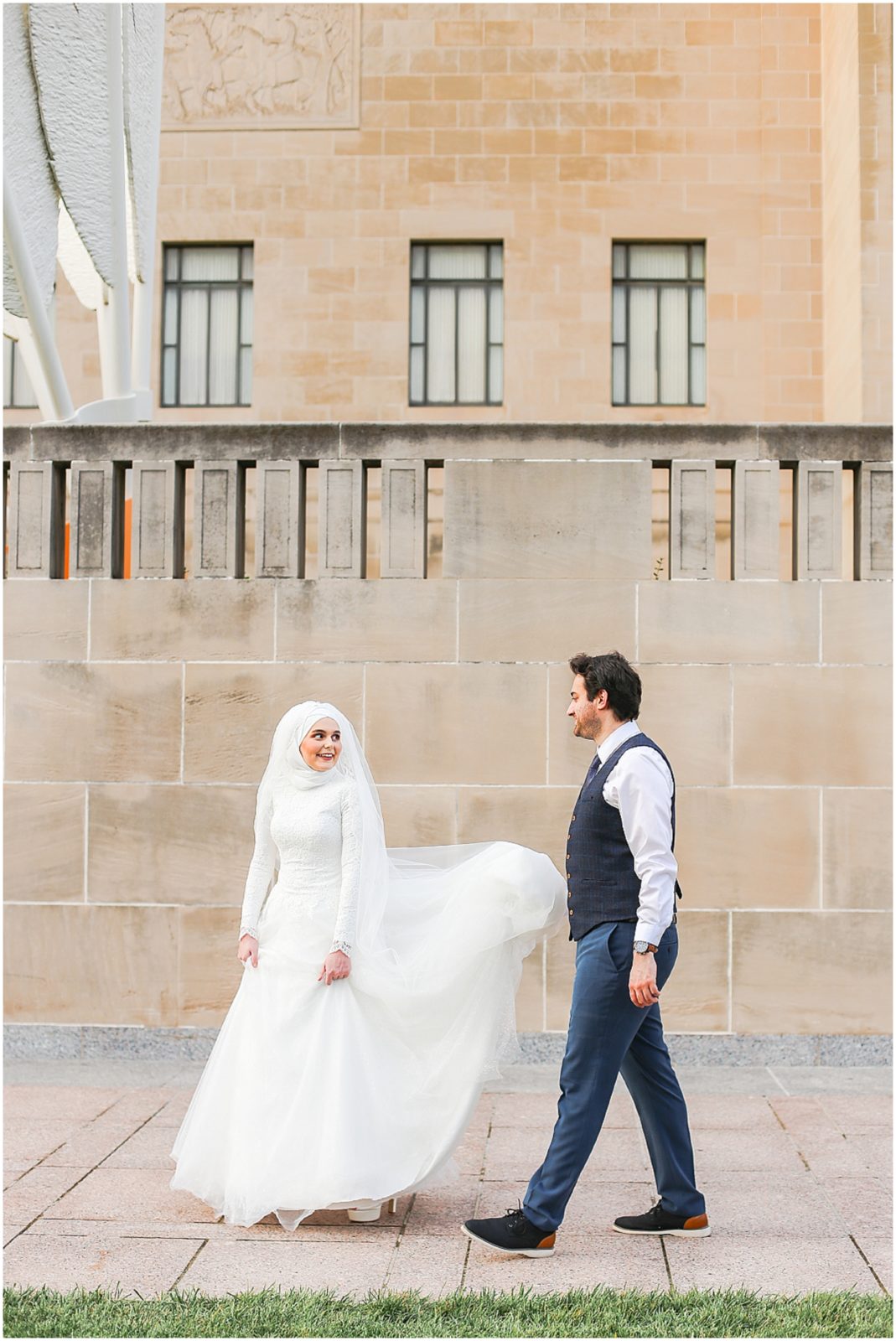 beautiful wedding photos at the nelson atkins musem - kansas city overland park wedding photographer