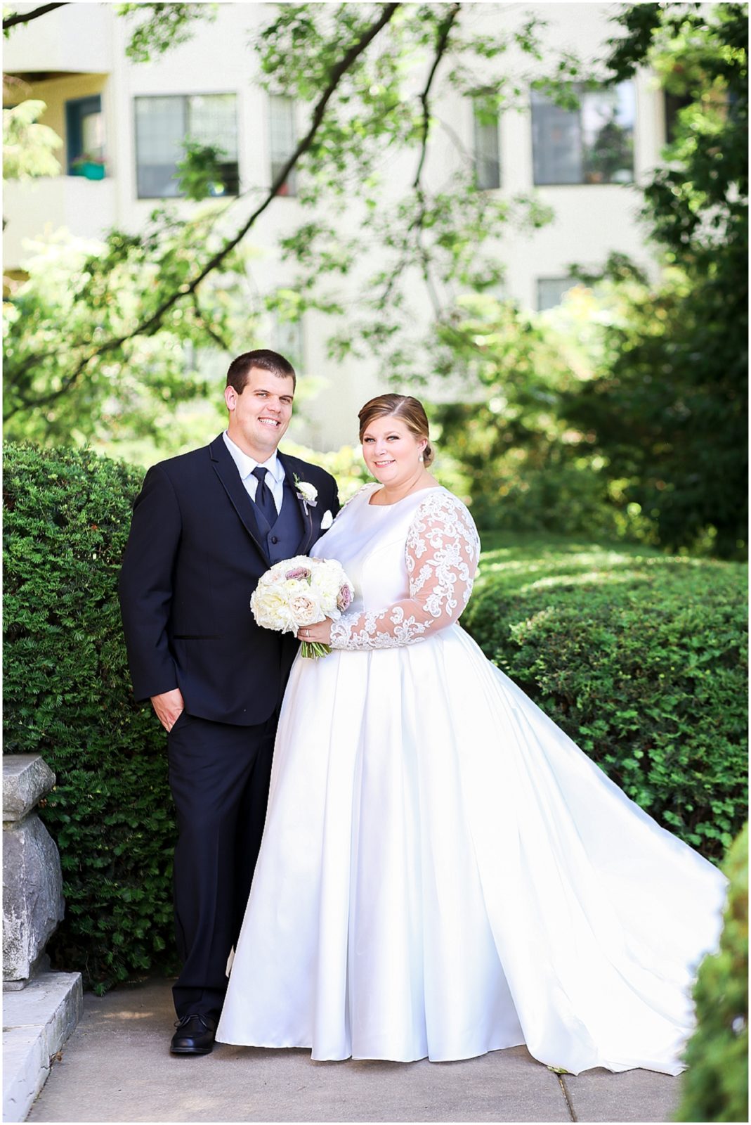 elegant bride and groom portraits at the simpson house in kansas city 