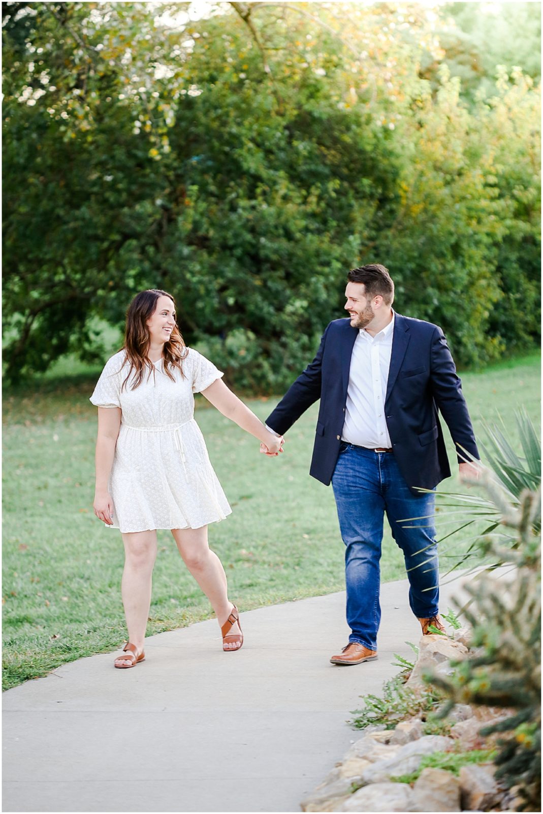 cute engagement photos in kansas city - loose park - what to wear to engagement photos