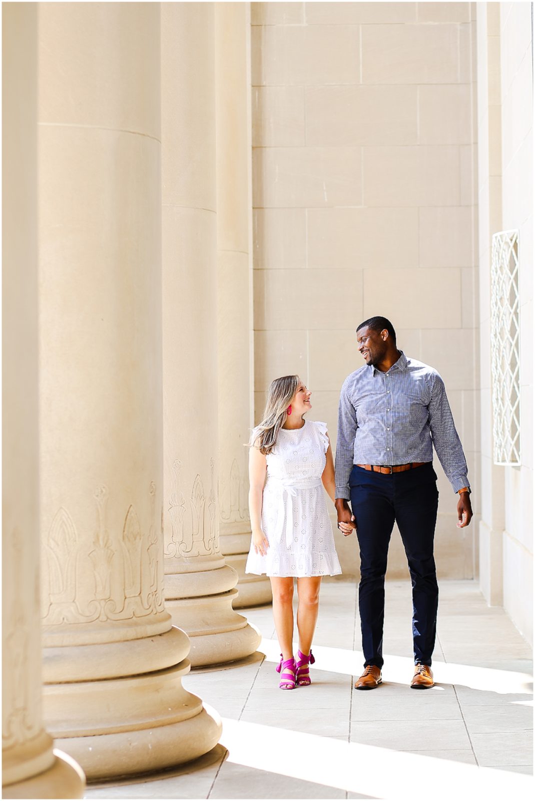 engagement-photos-near-big-columns-at-kansas-city-nelson-atkins-museum