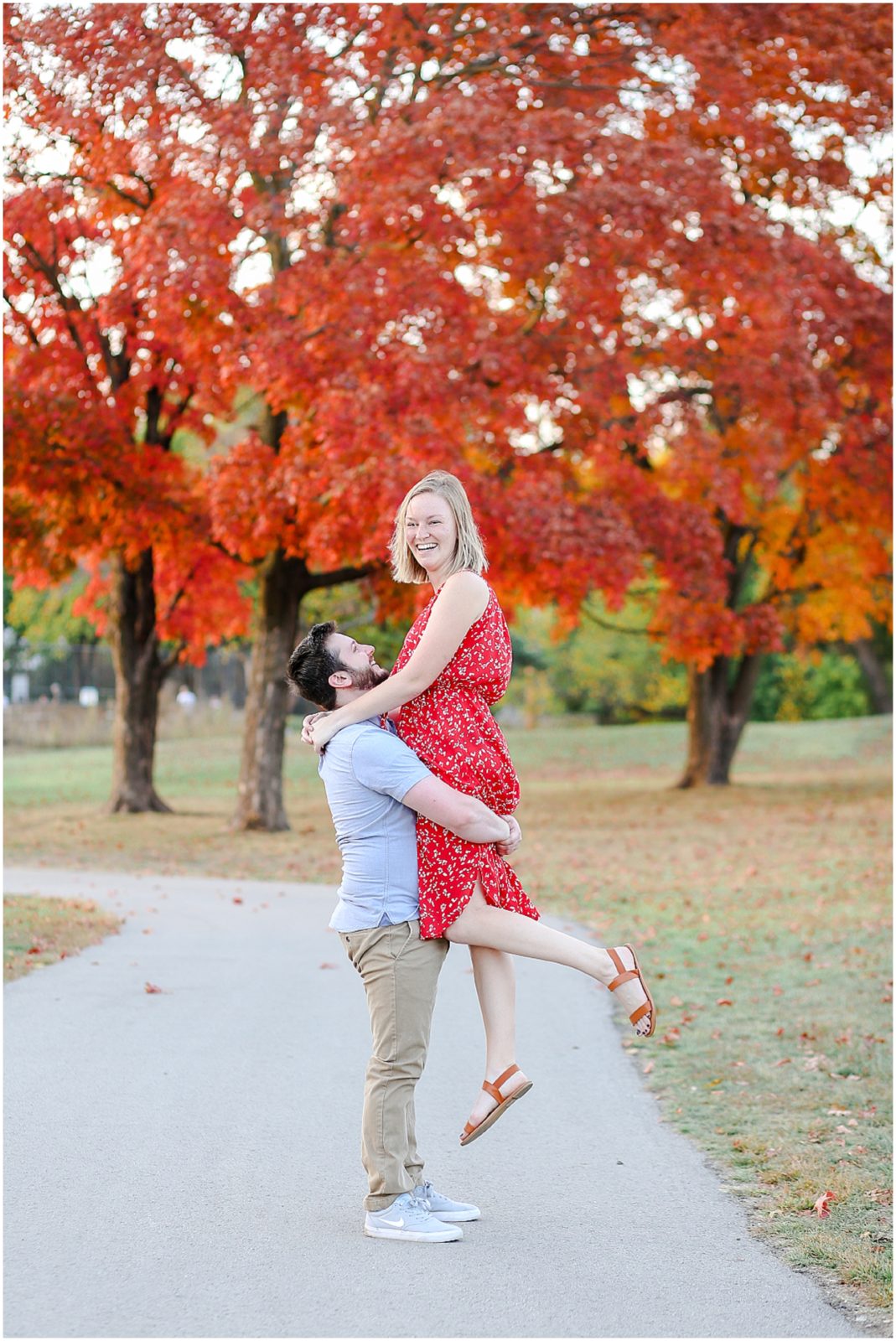 fall-engagement-pictures-at-meadowbrook-park