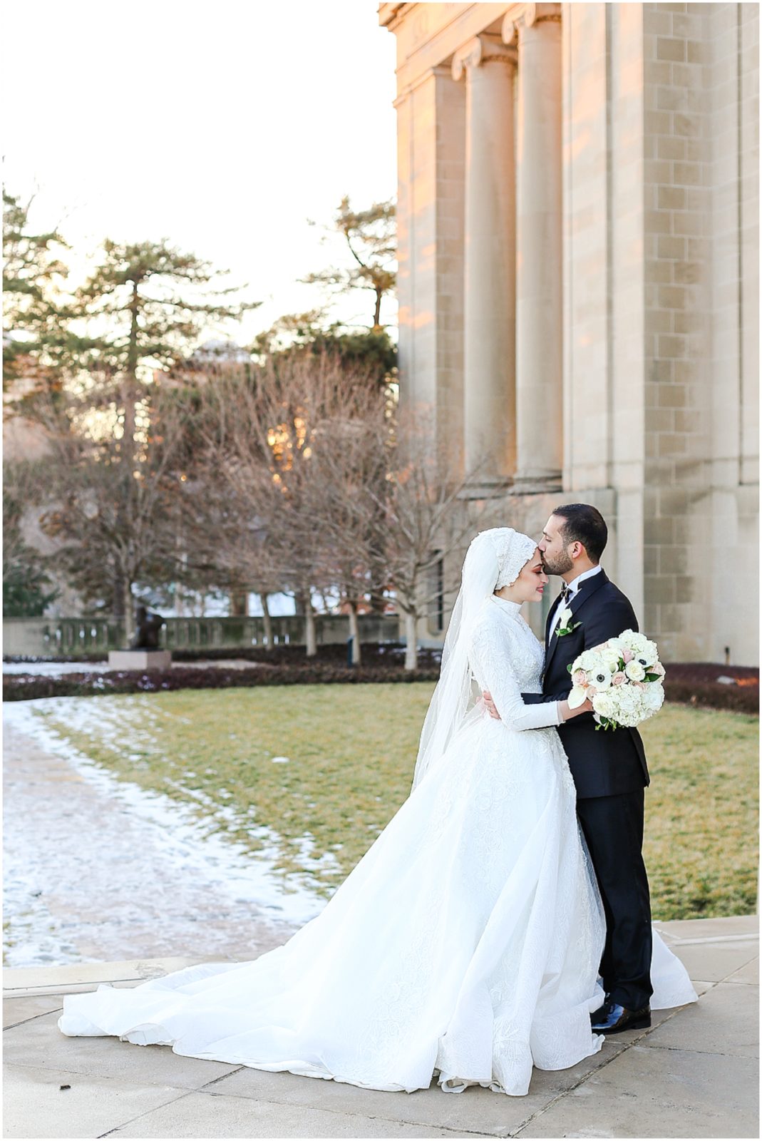 groom kissing bride forhead for photo 