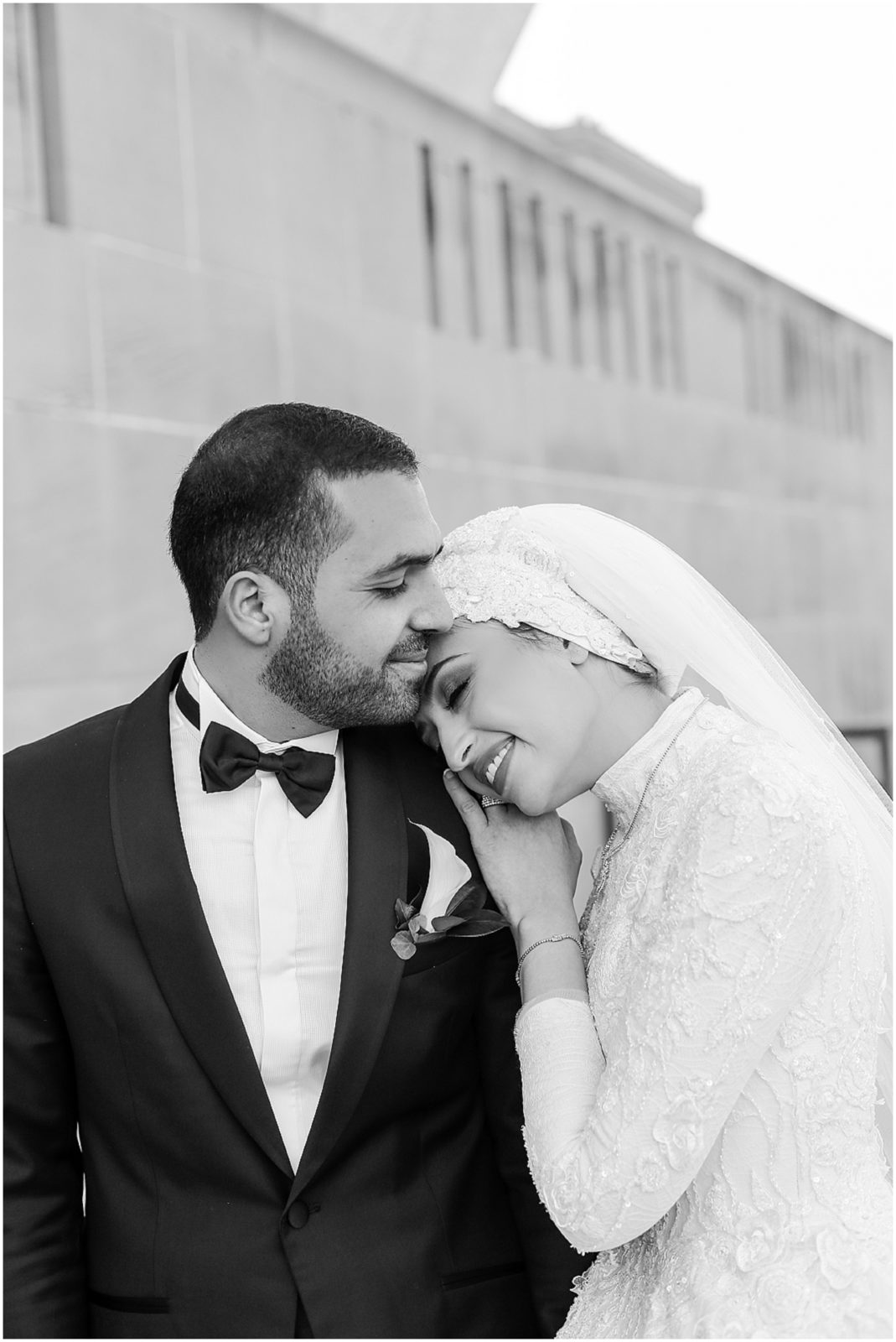 cute black and white wedding photo - muslim bride and groom - kansas city wedding photographer - nelson atkins museum 