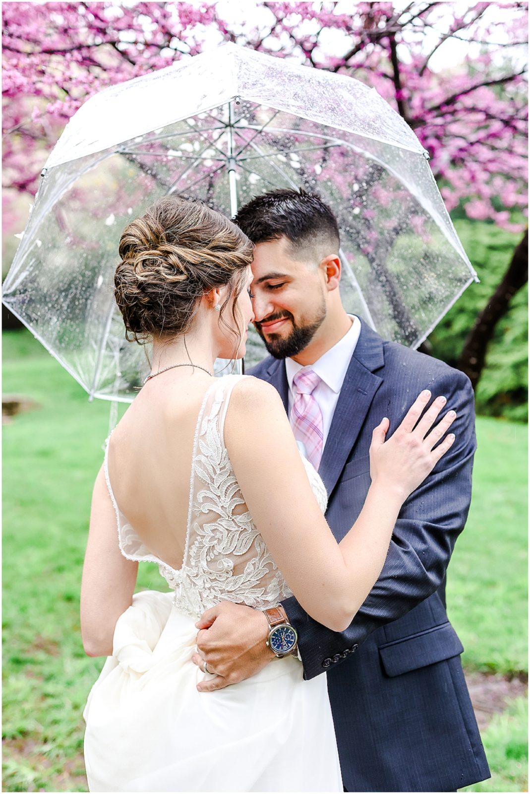 happy couple in the rain - kansas city nelson atkins museum