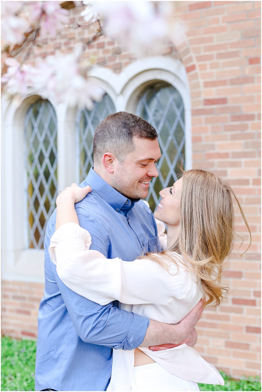 Engagement Photos and Wedding Photos at the Country Club Plaza in Kansas City - Wedding Photographers - Cute engagement photo idaes