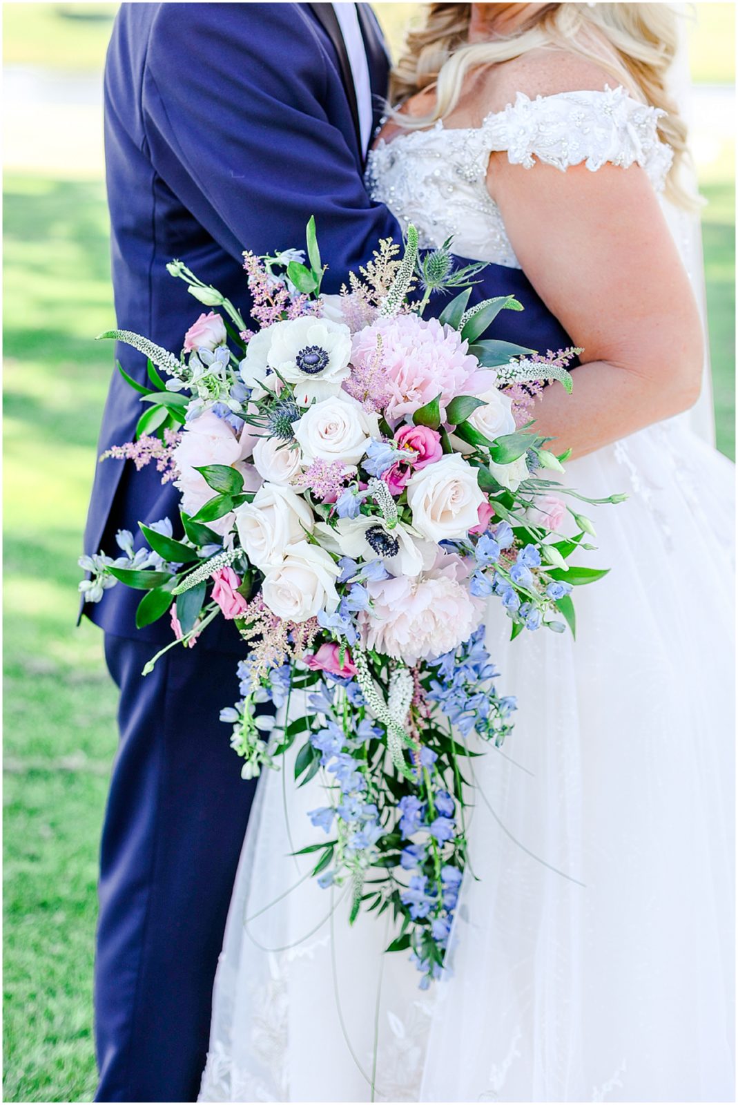 wedding bouquet - Lake Mozingo Wedding - Kansas City Wedding Photographer - Beautiful Wedding portraits on a golf course - mozingo golf club - bride & groom portraits