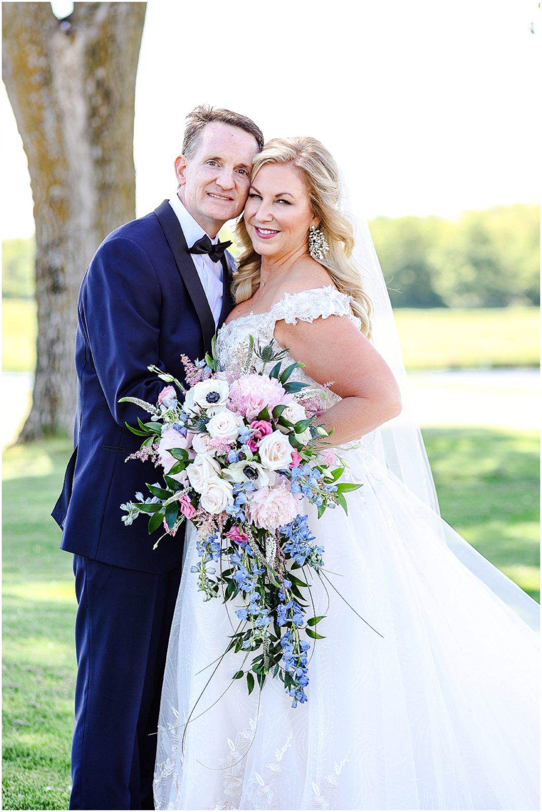 the happy couple - Lake Mozingo Wedding - Kansas City Wedding Photographer - Beautiful Wedding portraits on a golf course - mozingo golf club - bride & groom portraits