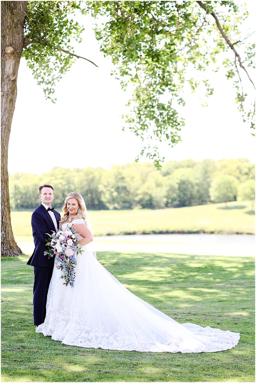 amazing wedding photos - Lake Mozingo Wedding - Kansas City Wedding Photographer - Beautiful Wedding portraits on a golf course - mozingo golf club - bride & groom portraits