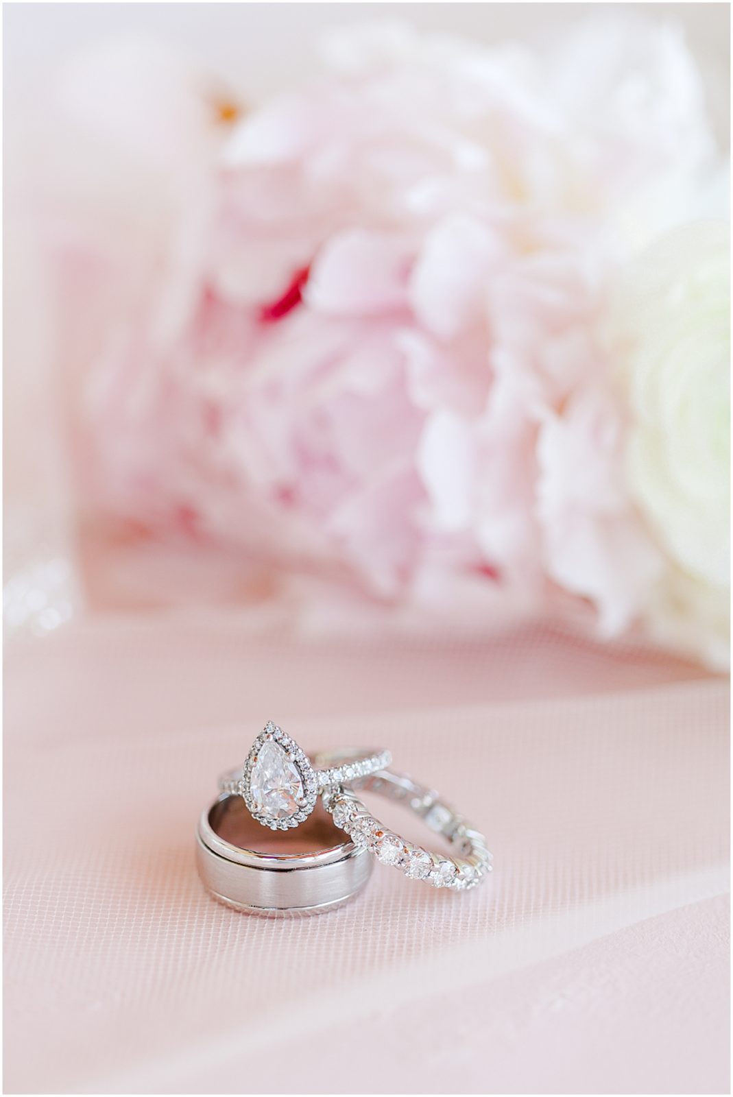 Lake Mozingo Wedding - Kansas City Wedding Photographer - Wedding Details - wedding rings 
