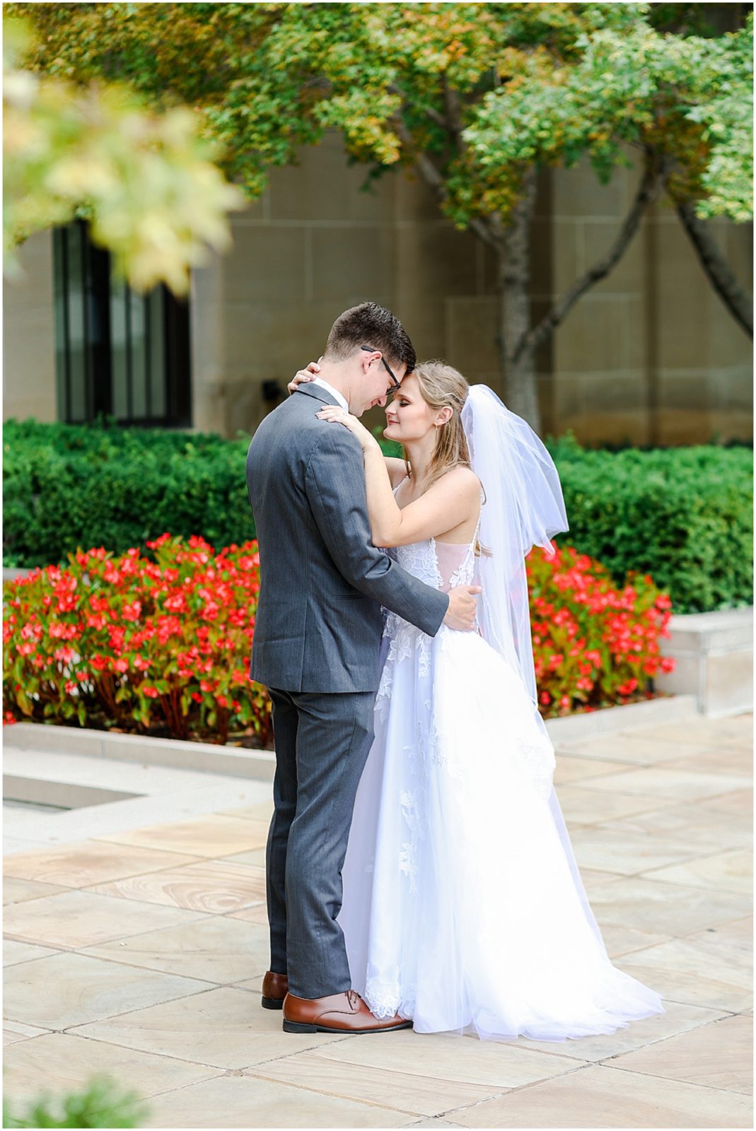 Wedding Photos at the Nelson Atkins Museum - Wedding Photographers in Kansas City