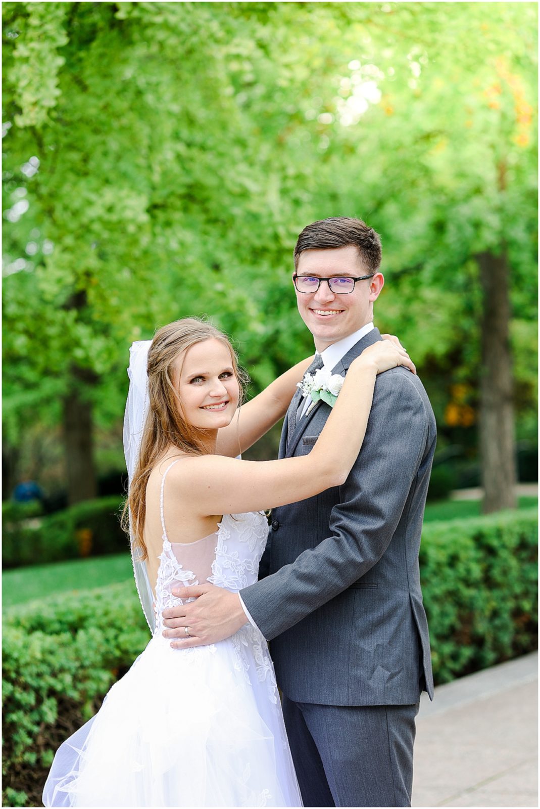 Wedding Photos at the Nelson Atkins Museum - Wedding Photographers in Kansas City