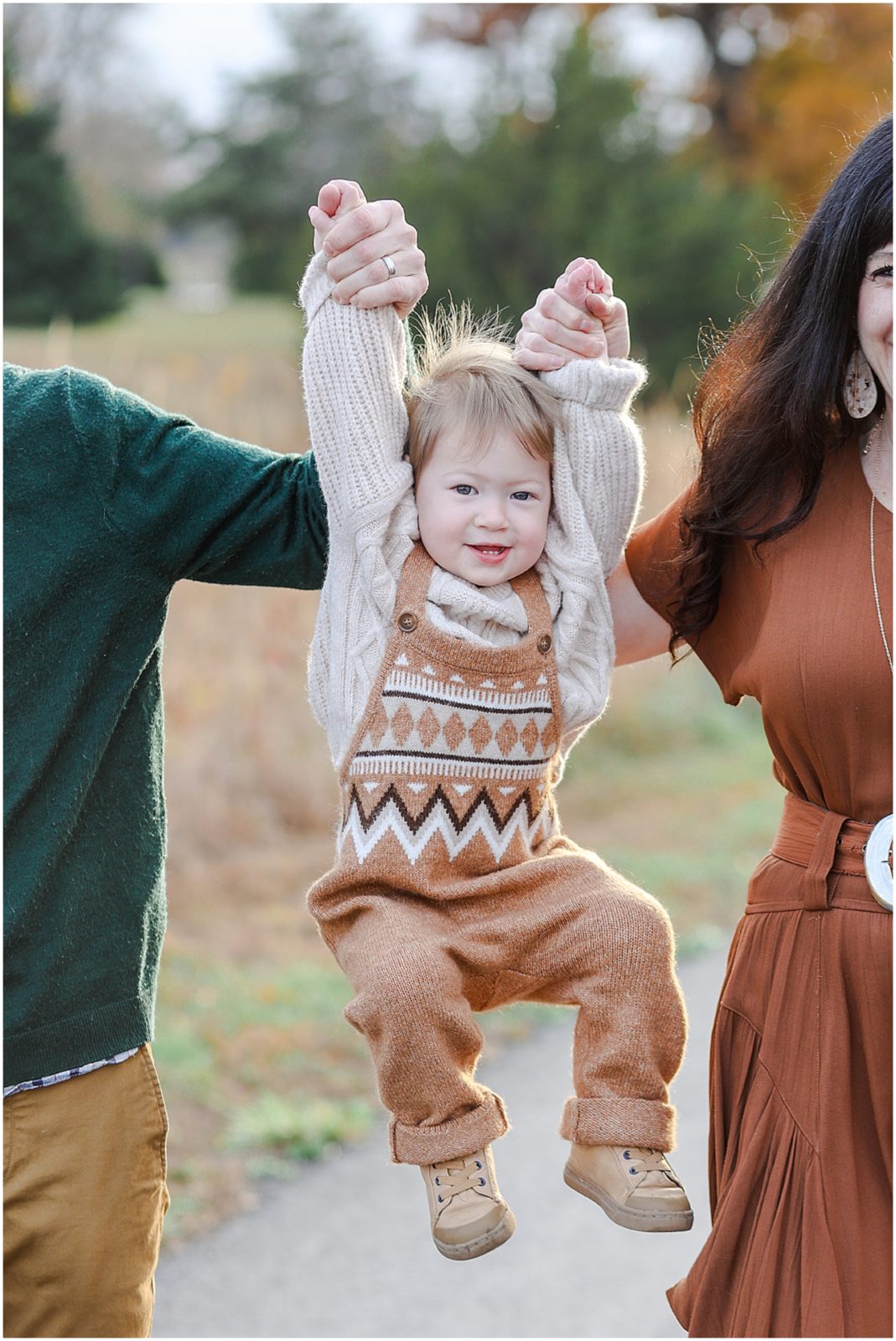 Family Photos in Kansas City - Kansas Family Photographer - Fall Family Photography - What to Wear for Family Photos - Where to take fall family photos - Kansas City Wedding Photography