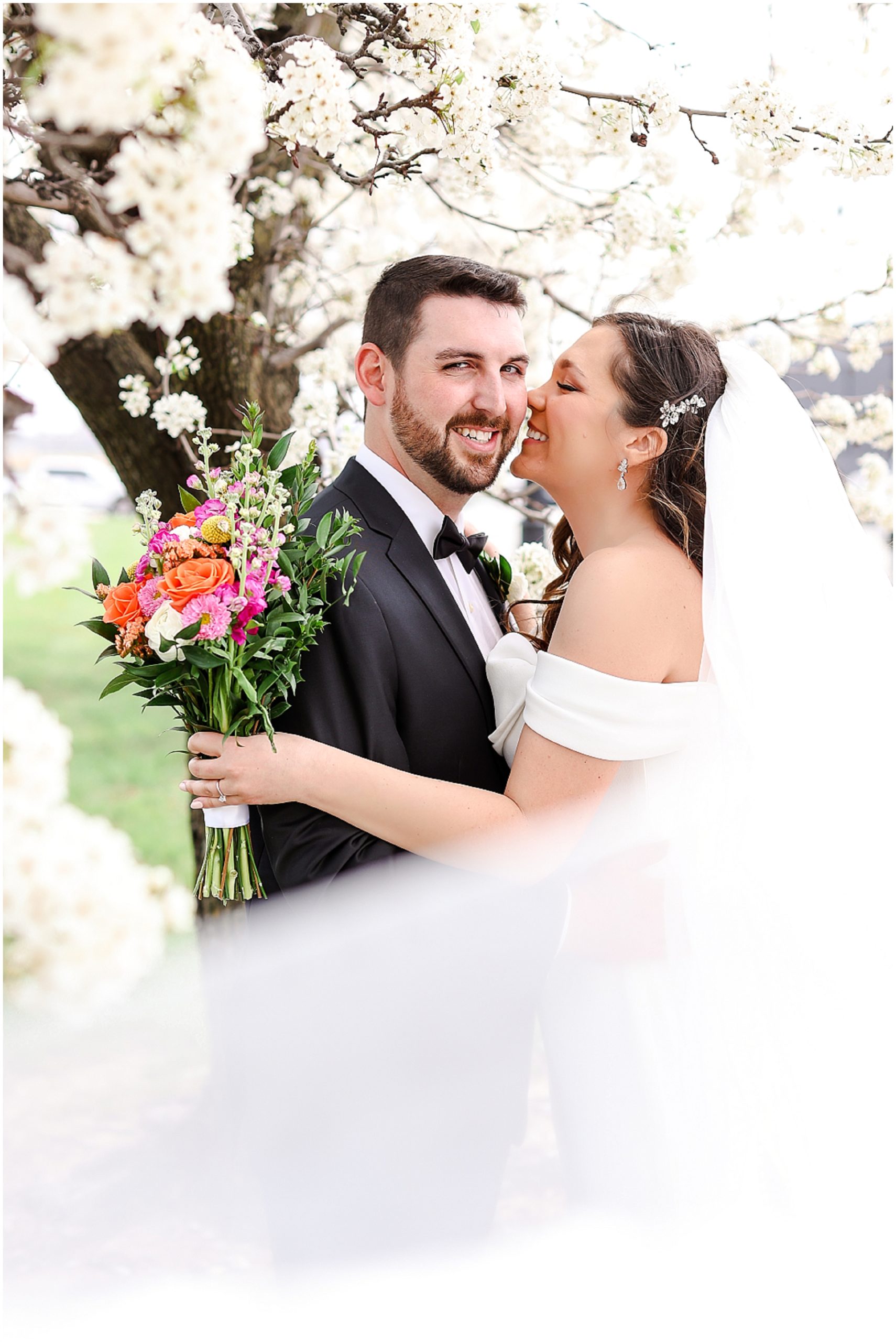 wedding photos in the spring in kansas city 