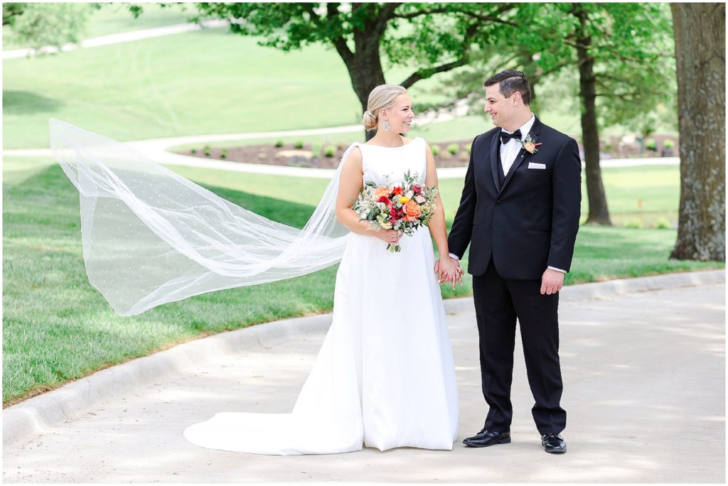 A Classic & Colorful Kansas City Wedding at Oakwood Country Club for