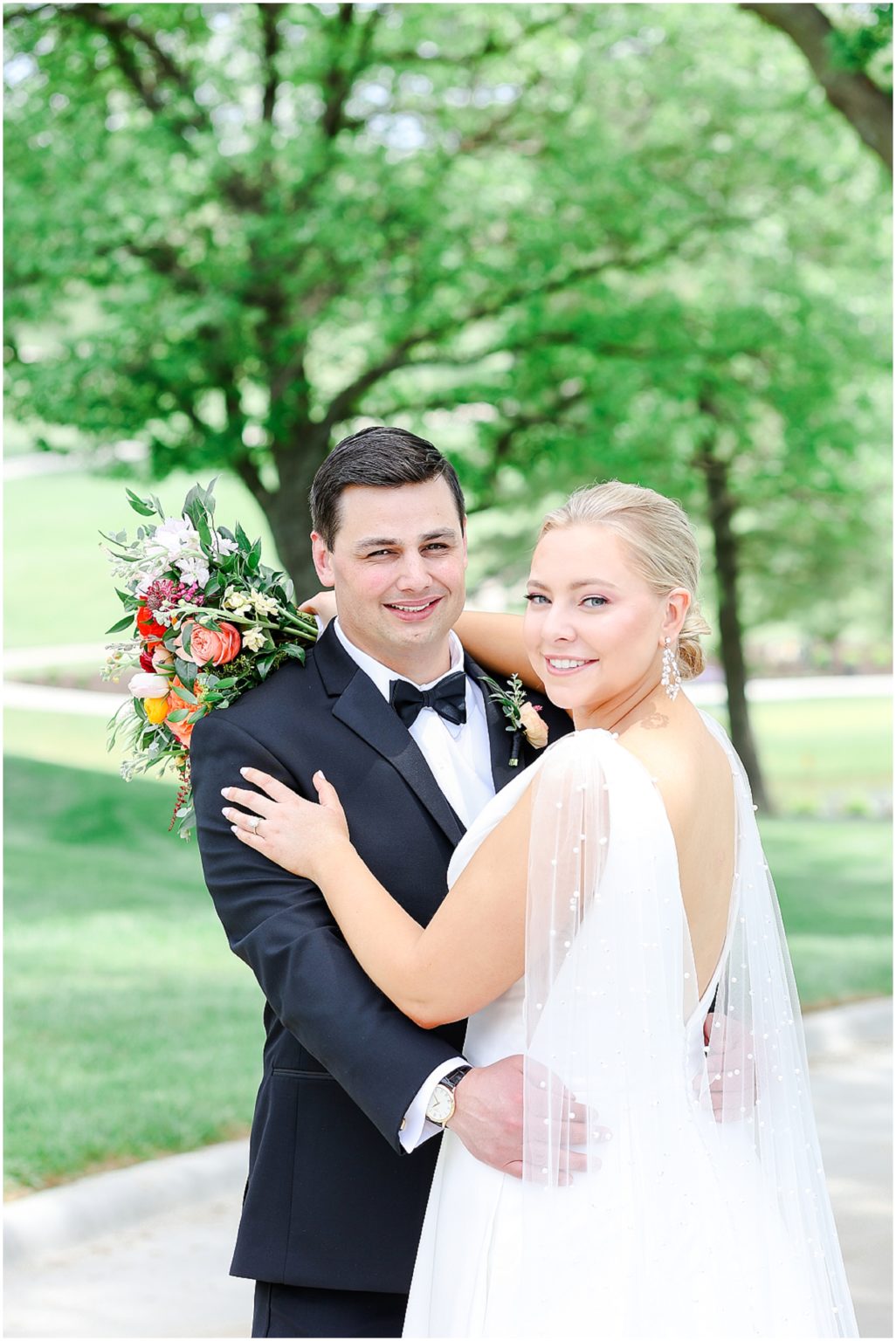 A Classic & Colorful Kansas City Wedding at Oakwood Country Club for ...
