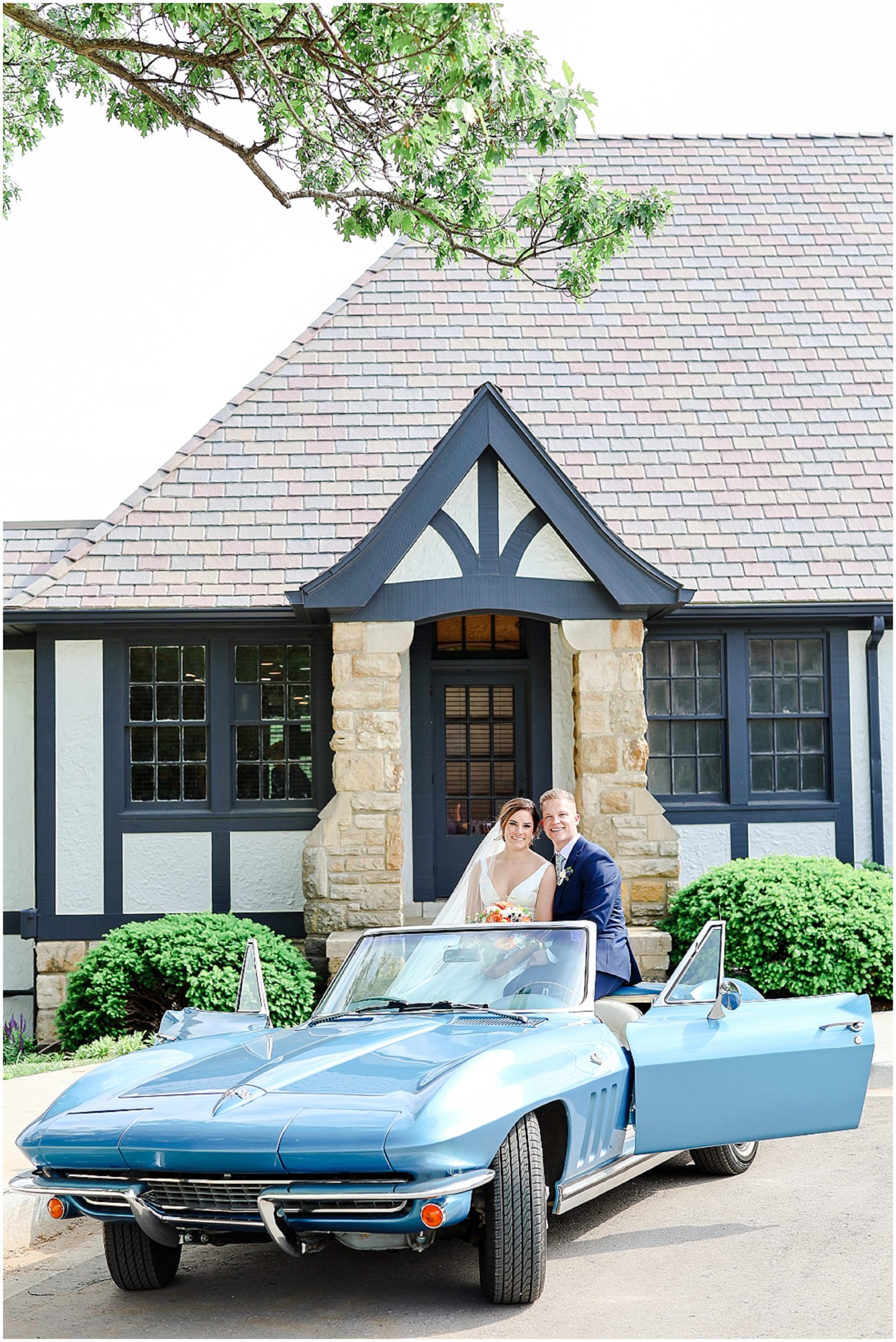 vintage car wedding photo at oakwood country club kansas city wedding venue