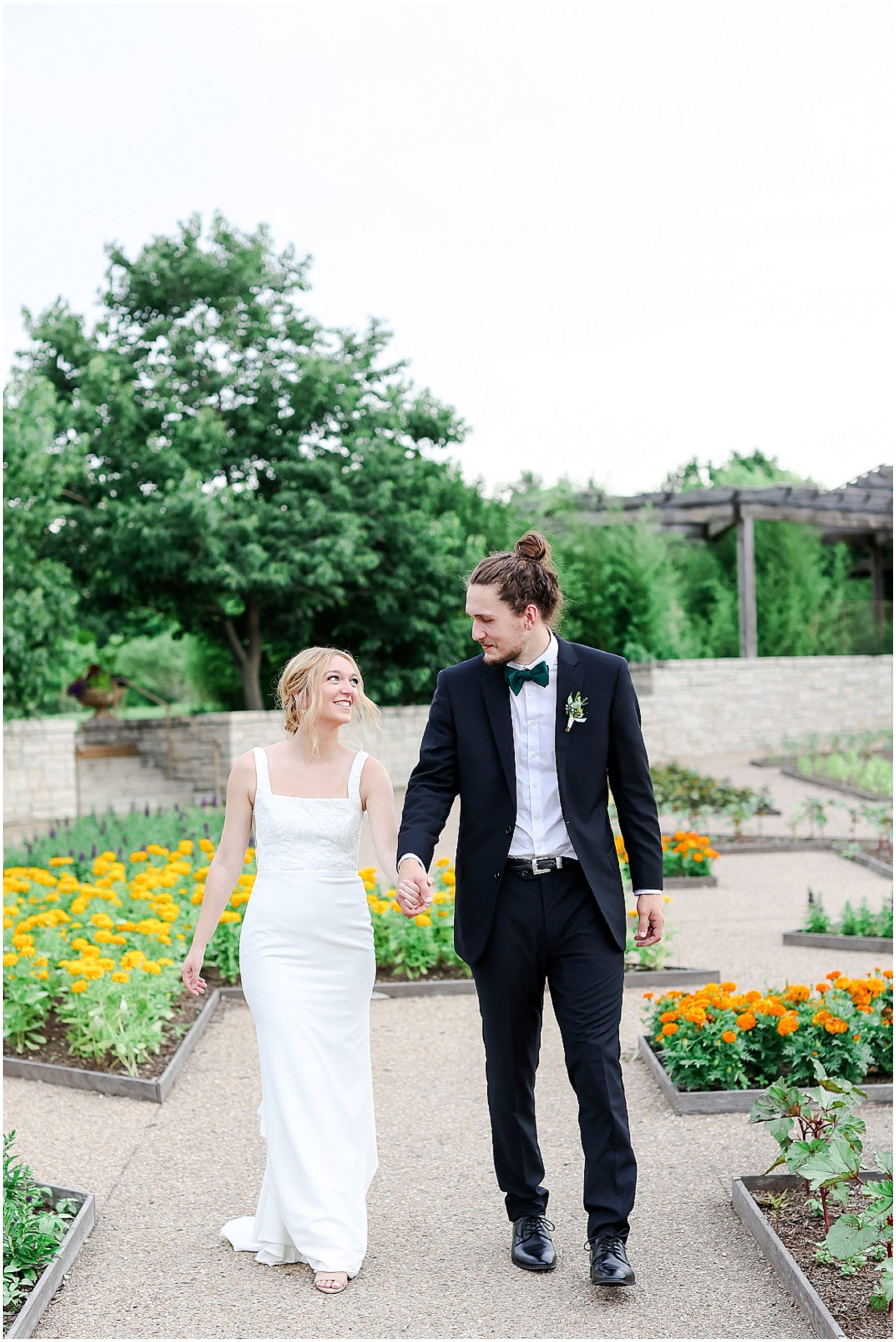 Sunset photos for the couple at powell gardens