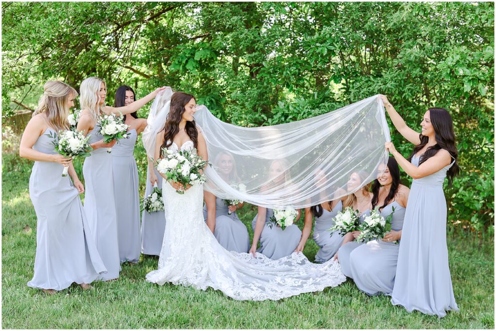 Summer Wedding | Farms at Woodend Springs | Rachel & Kyle | Summer Outdoor Wedding | Wedding Details | Kansas City Wedding Photography | Wedding Dress Bella Vogue | Wedding Planner  Belle & Bows | Mariam Saifan Photography | Gorgeous white flowers for summer wedding