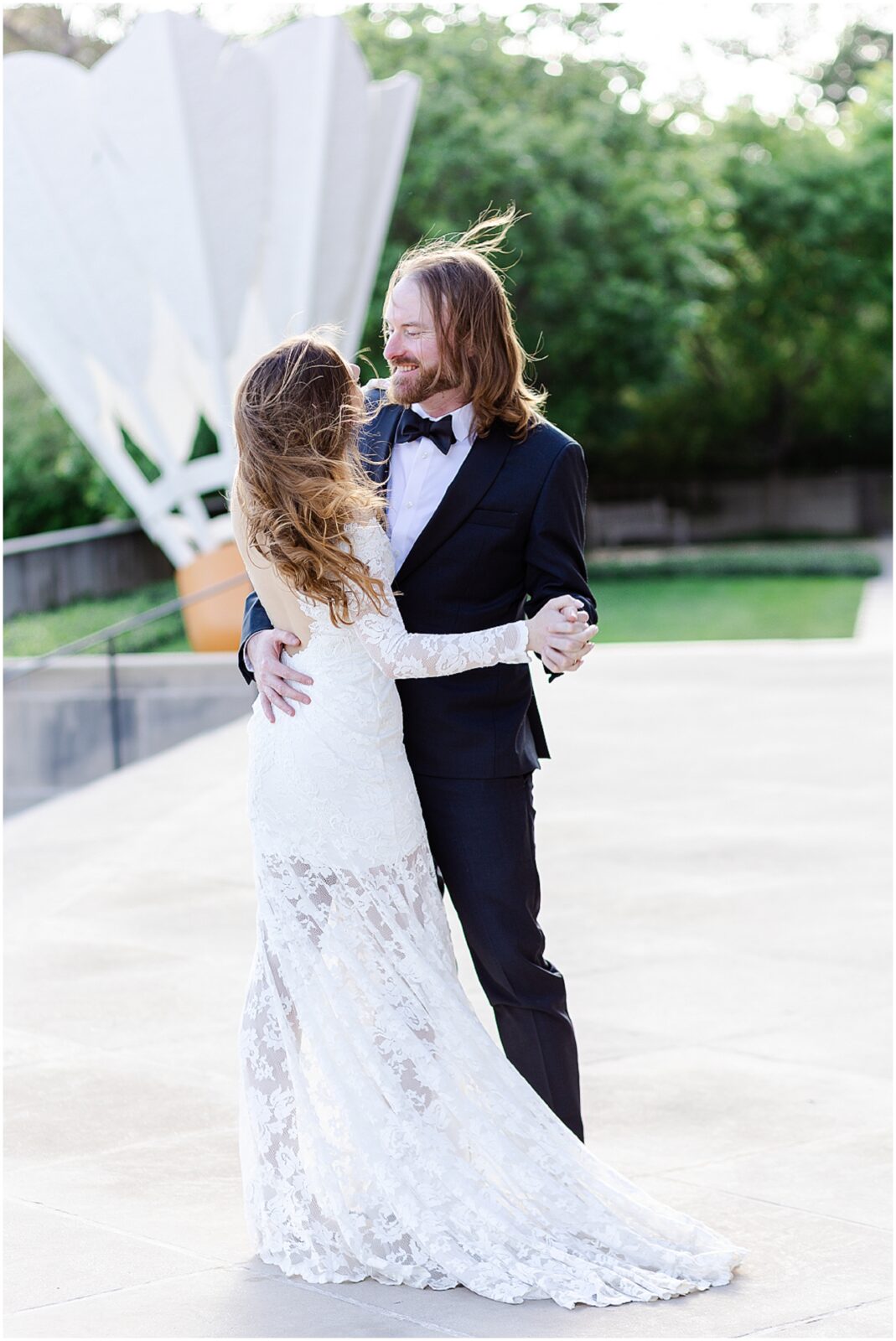 couple dancing  at kansas city nelson atkins museum 