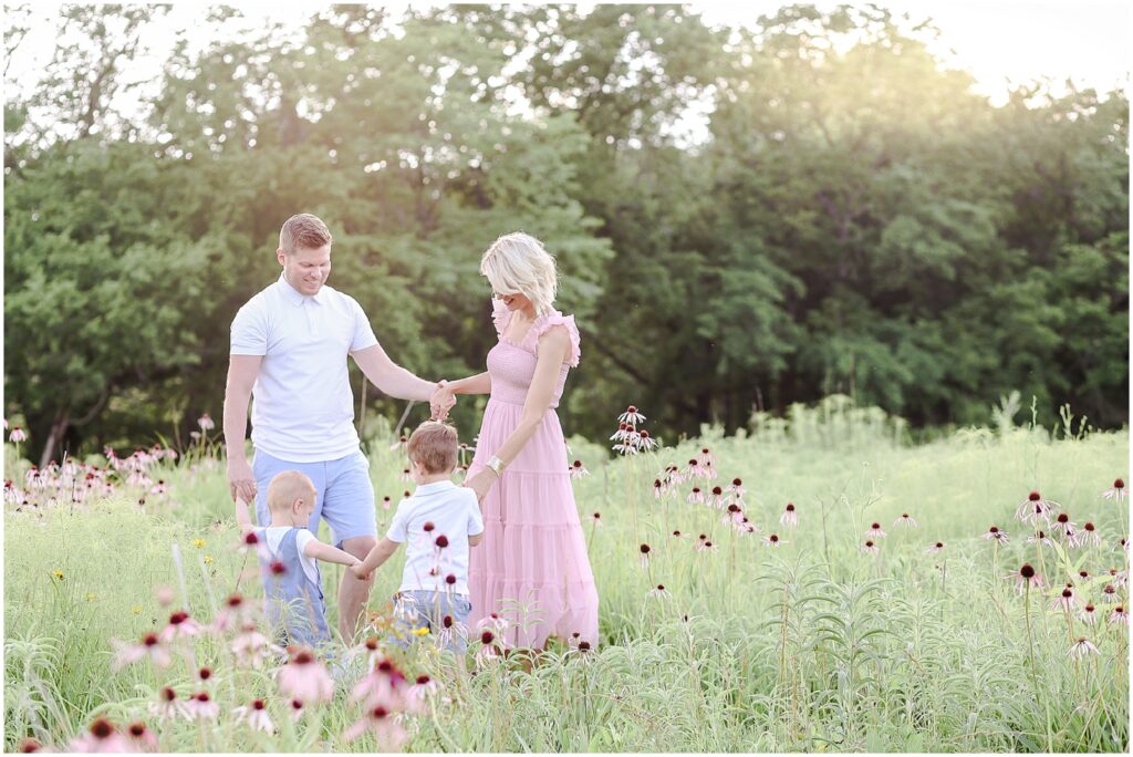 ring a round a rosie poses for families | Kansas City Family Photographer | Family Photos | Family Outdoor Photos | Portrait Photography | Overland Park Kansas Mariam Saifan Photography | What to Wear for a family session | Where to take family photos 