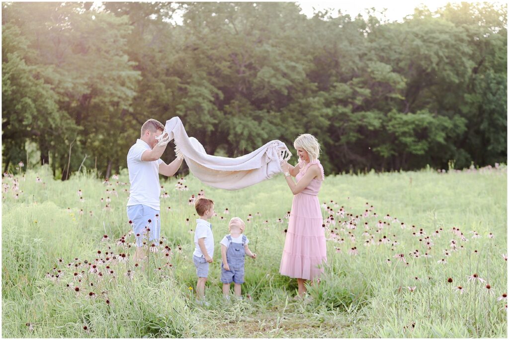 Kansas City Family Photographer | Family Photos | Family Outdoor Photos | Portrait Photography | Overland Park Kansas Mariam Saifan Photography | What to Wear for a family session | Where to take family photos 