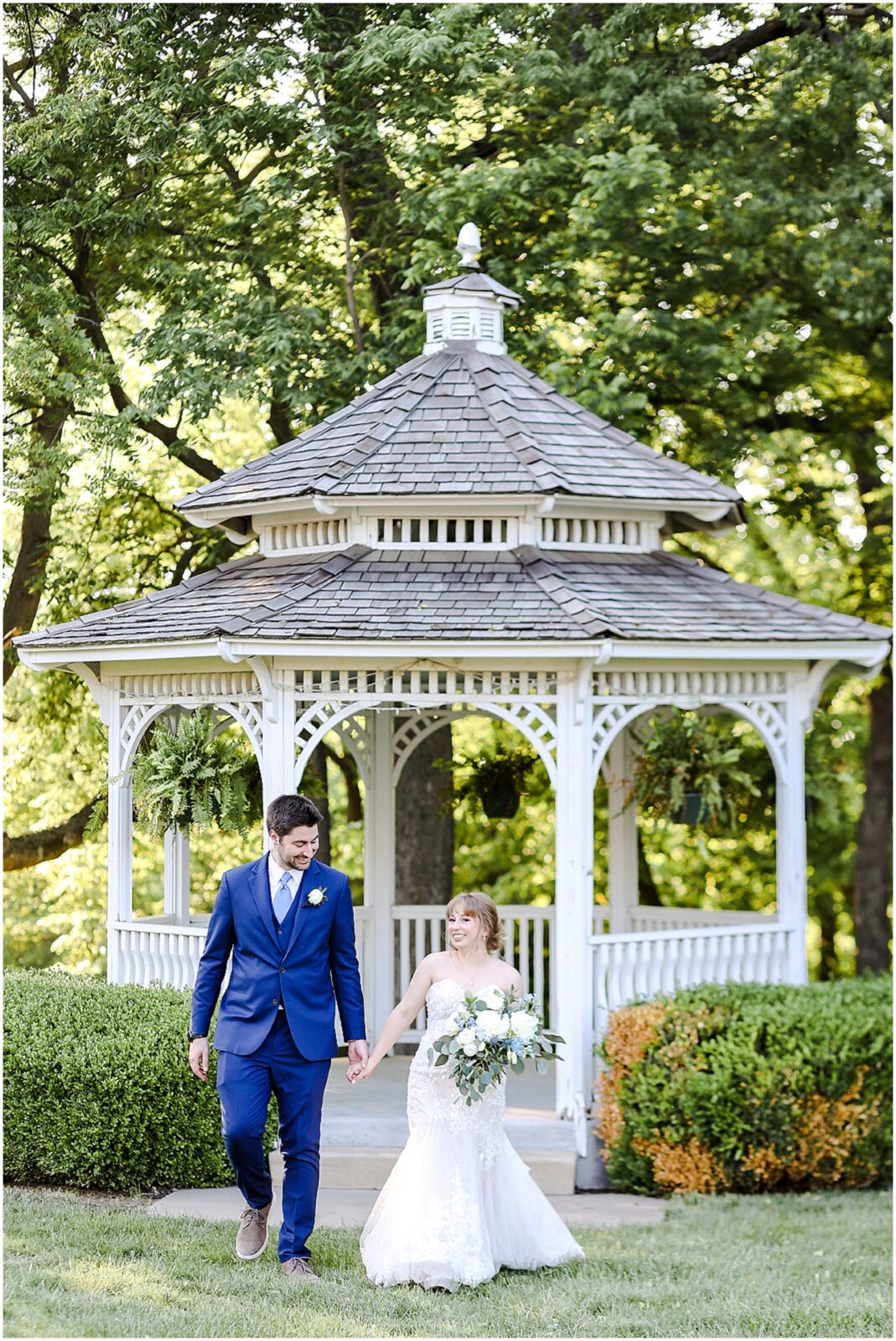 happy bridal party photos at the hawthorne house with blue and white flowers and theme - kansas city wedding photographer mariam saifan