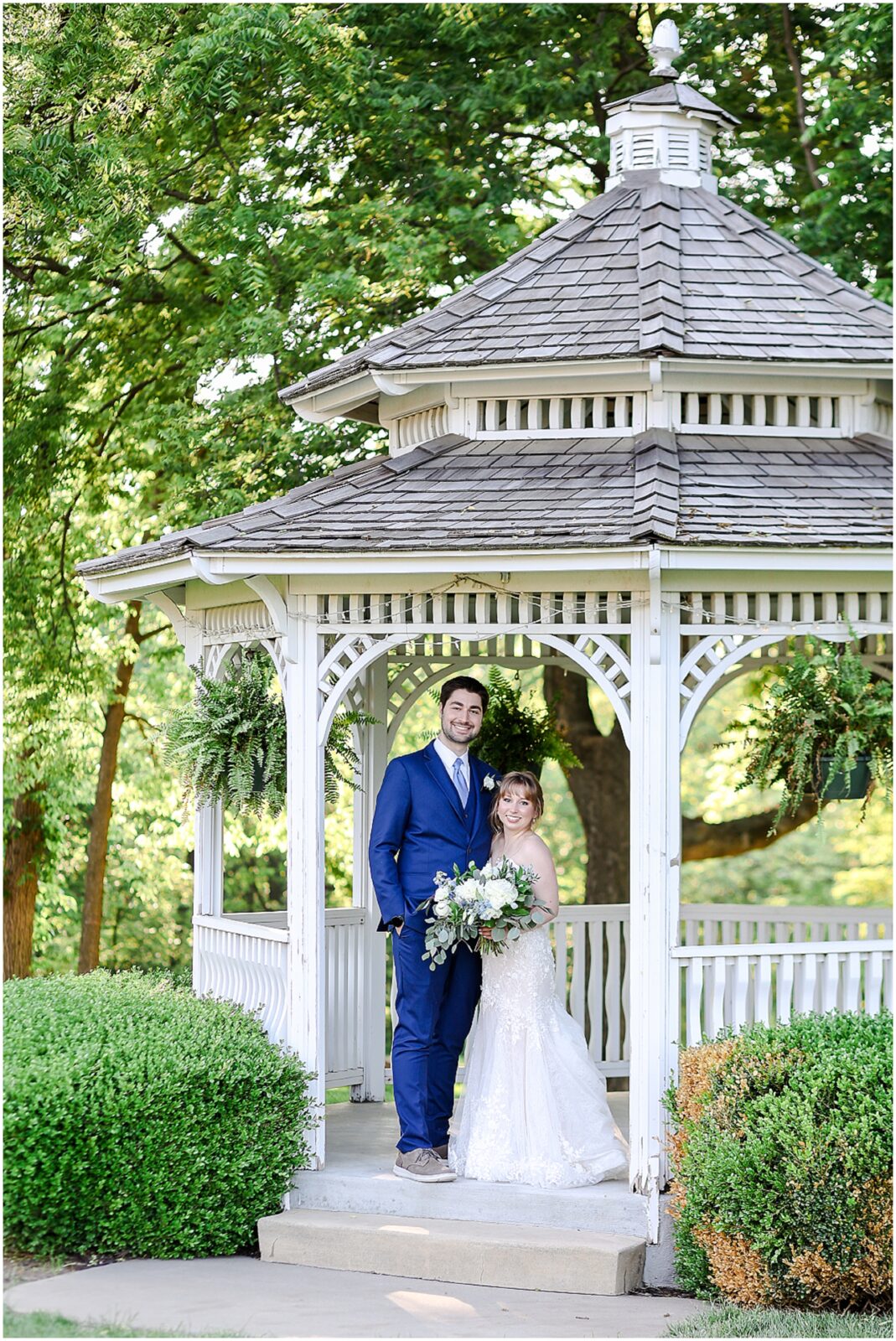 happy bridal party photos at the hawthorne house with blue and white flowers and theme - kansas city wedding photographer mariam saifan