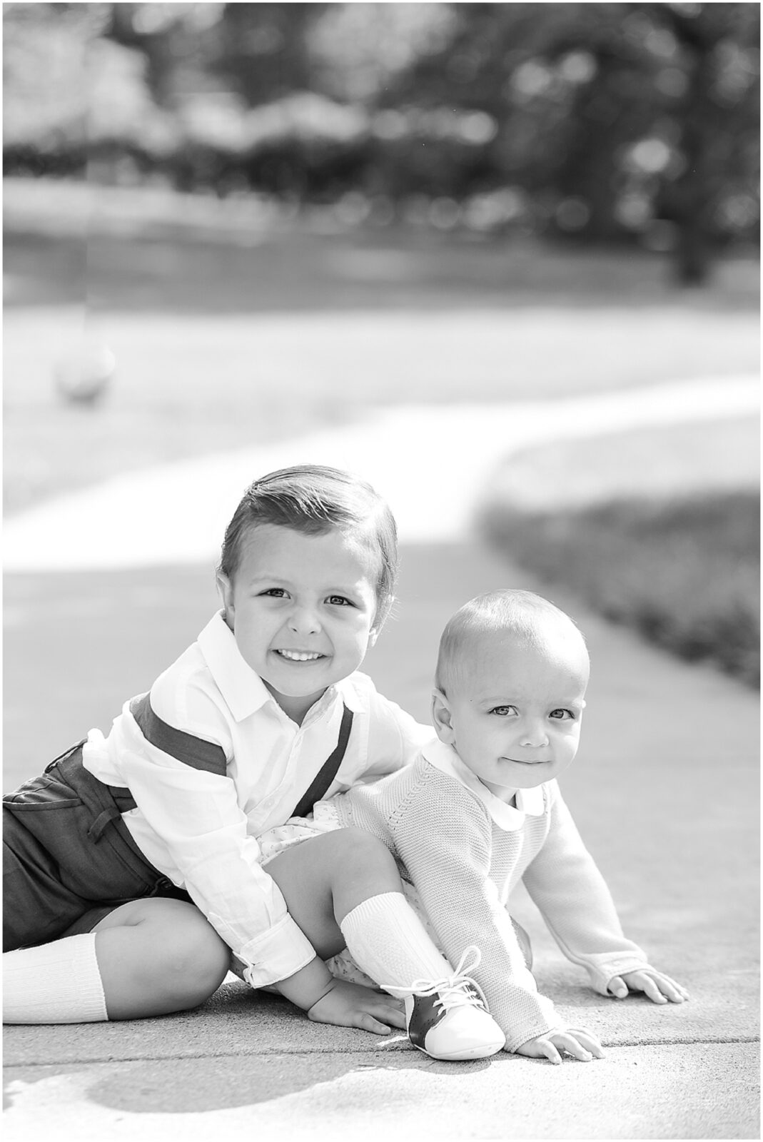 Kansas City Family Photos - Loose Park Rose Garden - Light & Airy Family Photographer - Kansas City Family Portraits - Mini Sessions - Summer Family Photos - Family Portraits in Overland Park and Kansas City - What to Wear to Family Session - Where to Take Family Photos