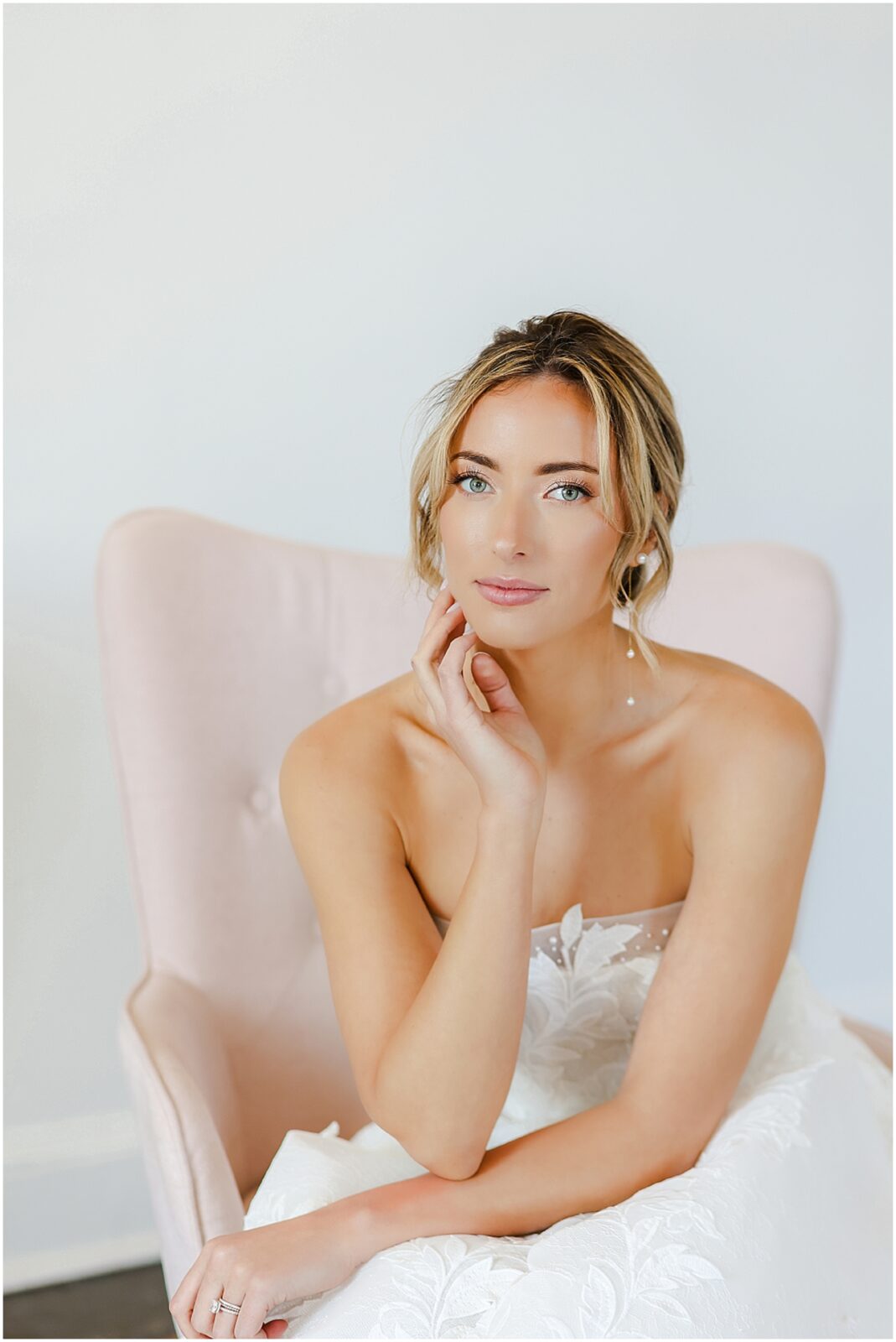 beautiful bridal portraits

Kansas City pink inspired wedding by Veil Events wedding planning at La Villa wedding venue in KC. Wedding Photography by Mariam Saifan Photography