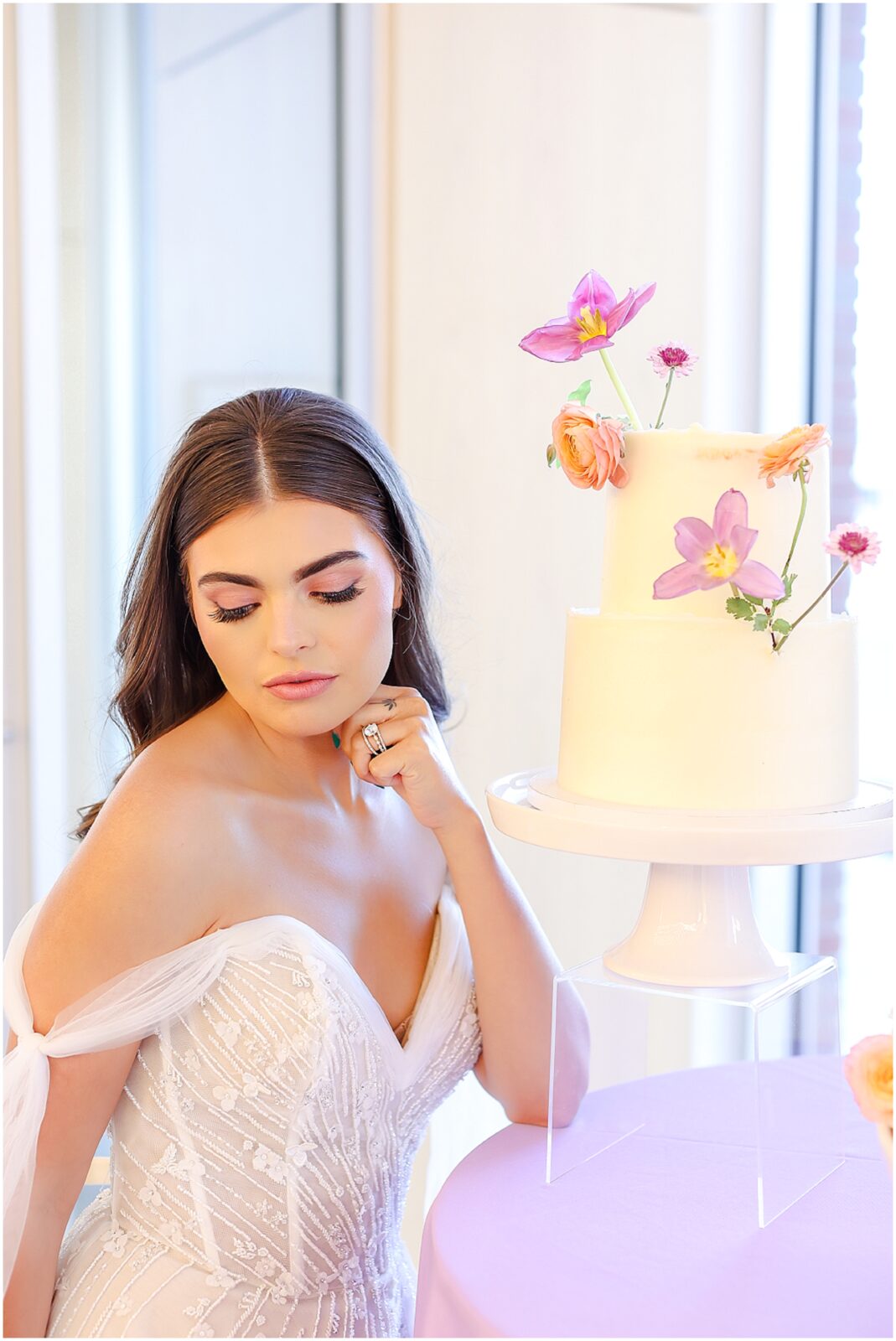 wedding cake and beautiful bride 