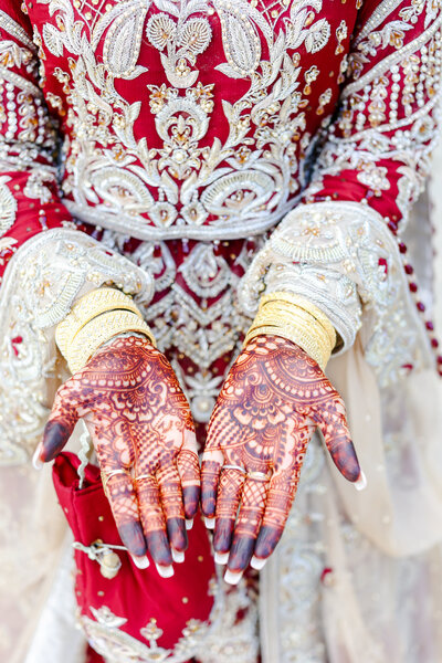 Henna - Mehndi - Indian & Pakistani Wedding Photography by Mariam Saifan Photography based in Kansas City - Sangeet - Mehndi - Mandap - Indian Wedding Outfit & Makeup - Sikh Wedding Ceremony - Kansas Wedding Photographer