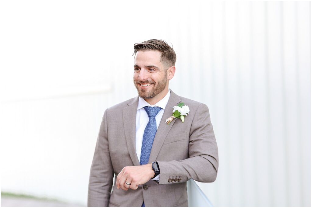 happy groom at nelson atkins museum kansas city