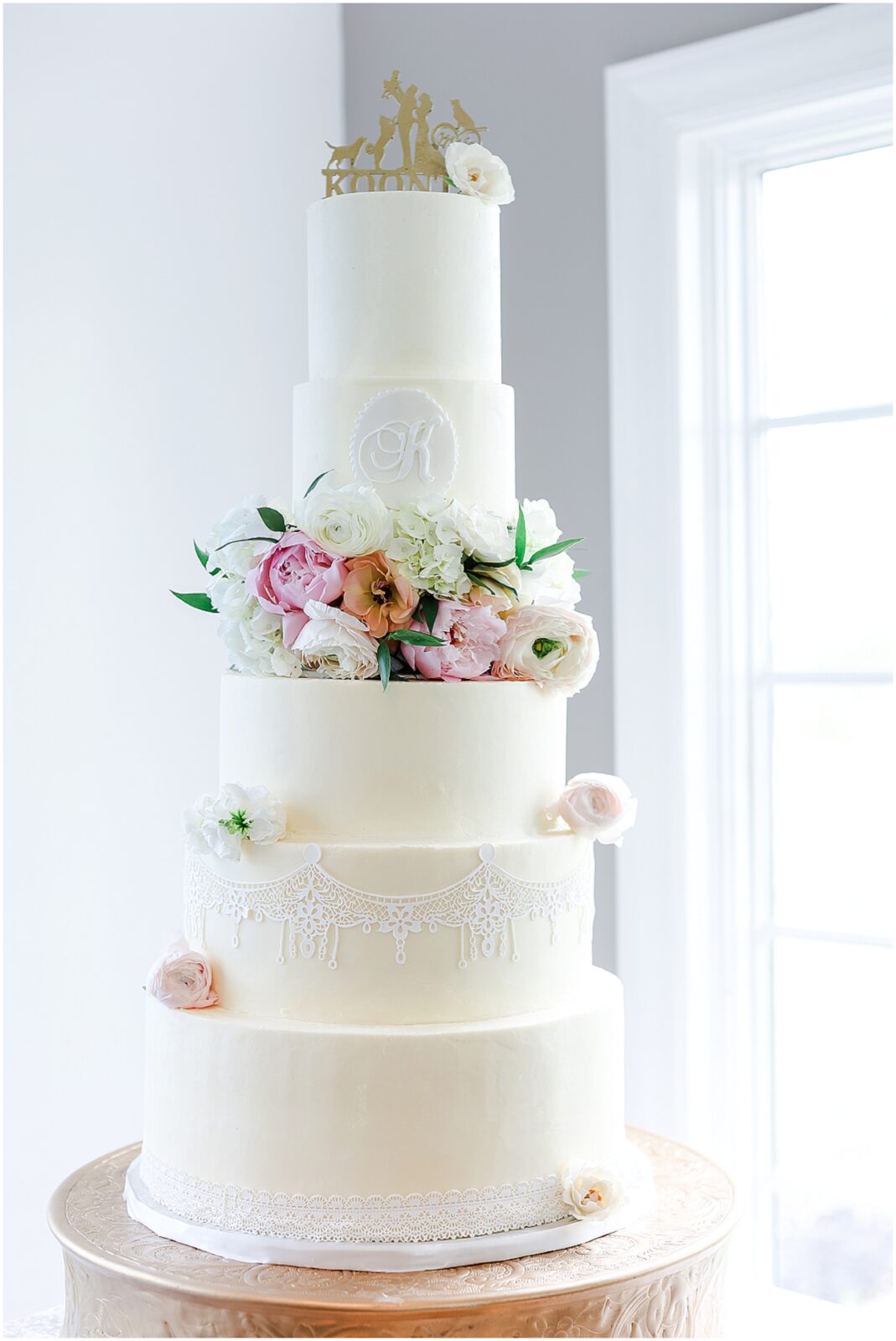 romantic classic timeless wedding cake 